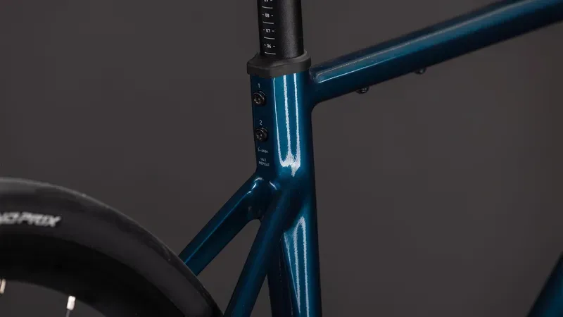 2026 Cube Attain Pro Road Bike in Nautica/Prism-3