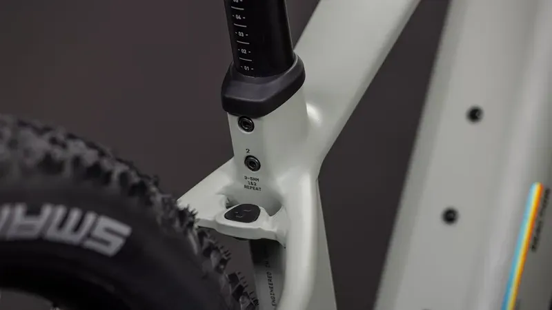 2026 Cube Reaction Hybrid SLT 800 E-Hybrid Bike in Reed Beige/Sagebrush Green-3