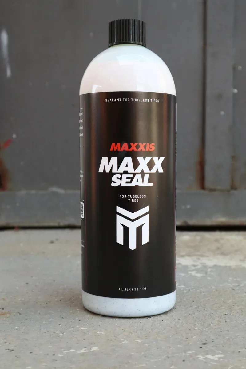 Maxxis Maxx 1000ml Sealant in Black-1