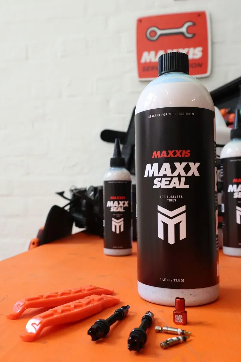 Maxxis Maxx 1000ml Sealant in Black-2