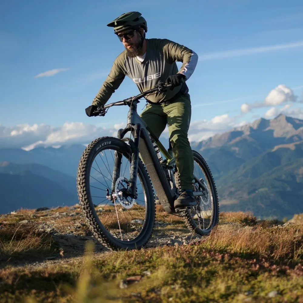 Cube have taken the rugged adaptability of a mountain bike and, with a little help from Bosch, made it even better. From forest trails to city streets and everywhere in between, smooth and quiet power assistance simply helps you on your way.