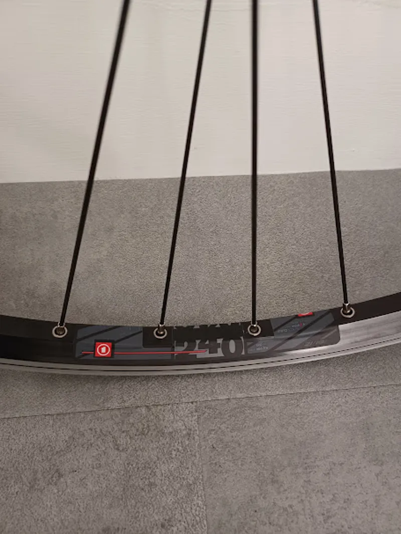 700C Wheel Alloy Hub Mach1 240 Rim 36H QR Black front 10.8-2