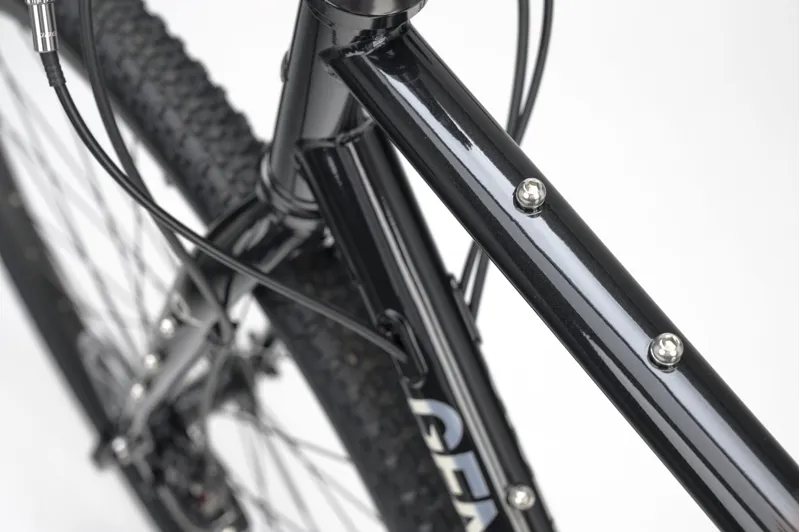 Genesis Croix de Fer 20 - Steel frame Adventure Bike - Burt Bachablack-9