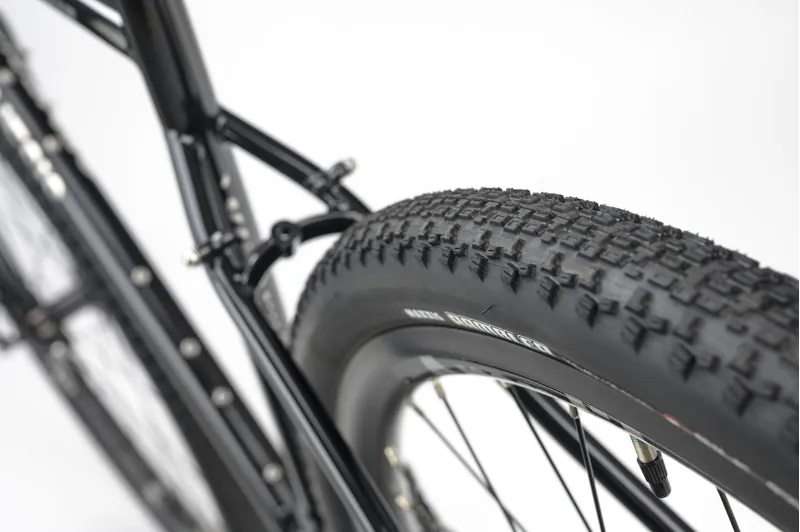 Genesis Croix de Fer 20 - Steel frame Adventure Bike - Burt Bachablack-12