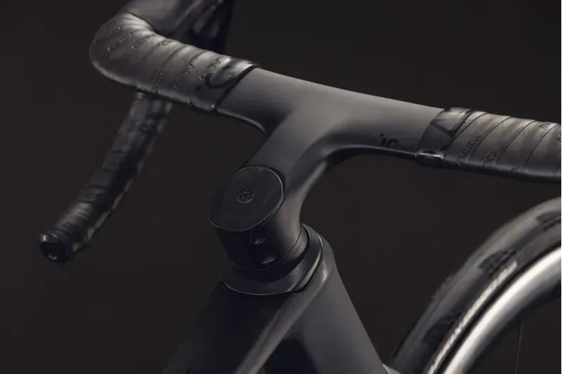 Cube Agree C:62 Pro Road Bike in Carbon/Black-5